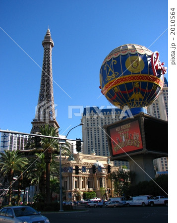 ラスベガスのエッフェル塔（アイフェルタワー）と町並み 2010564