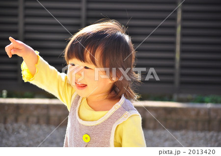 庭で遊ぶ女の子 2013420