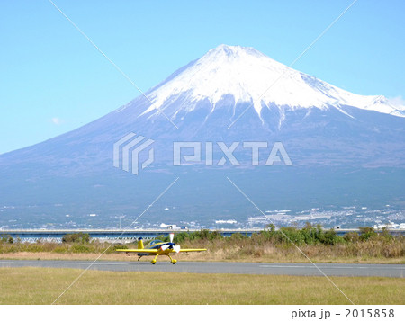 プロペラ機と富士山 2015858