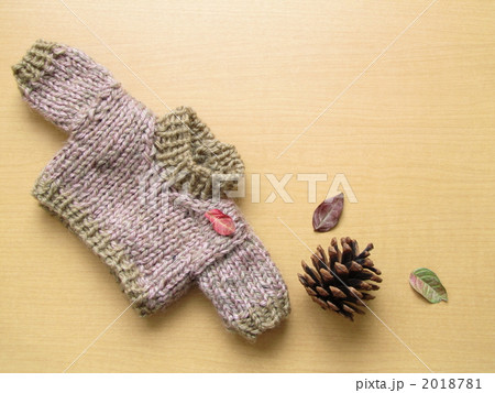 ミニチュア・手編みのセーター【秋イメージ】【コピースペース・ナチュラルテイスト】 (横) ミニチュア・手編みのセーター【秋イメージ】【コピースペース・ナチュラルテイスト】 (横) 2018781