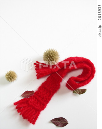 手編みの赤いマフラー【秋イメージ・シンプル】　（横） 2018933