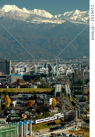 立山連峰に抱かれた富山市街地 2019051