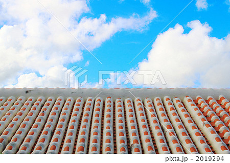 沖縄の風景　赤瓦の屋根 2019294