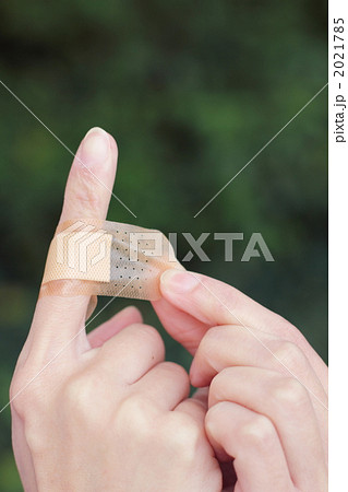 ボディパーツ 女性1人 (手 怪我 手当て 患者 ケガ 処置 負傷 治療 キズ 傷) 2021785