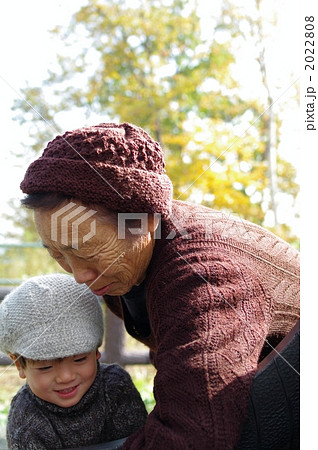 ひいおばあちゃんと子供 ひいおばあちゃんと子供 2022808
