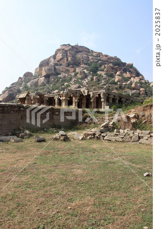 ハンピ遺跡のマータンガ山 2025837