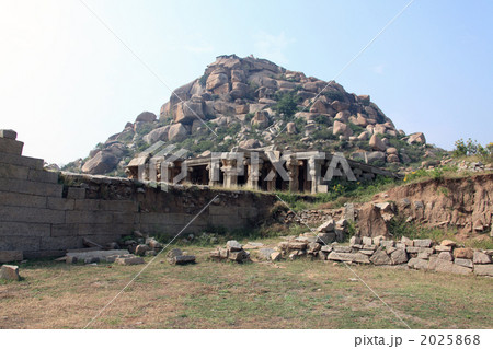 ハンピ遺跡のマータンガ山 ハンピ遺跡のマータンガ山 2025868