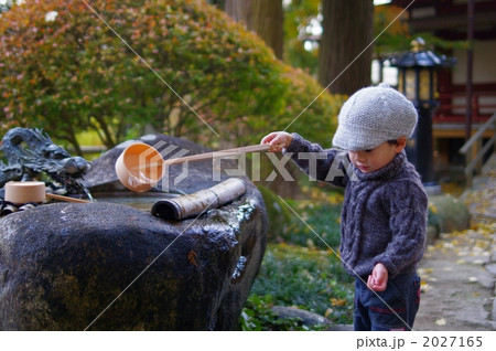 参拝する子供 2027165