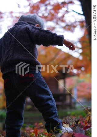 紅葉と子供 2027340