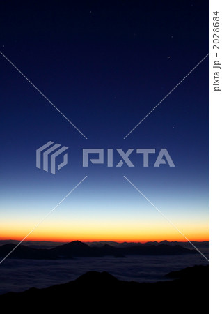 朝焼け染まる山の朝 2028684