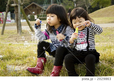 シャボン玉で遊ぶ女の子 シャボン玉で遊ぶ女の子 2029863