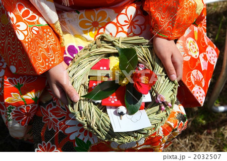 ひな流しをする子供 2032507