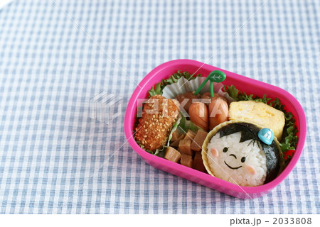 キャップをかぶった男の子弁当 2033808