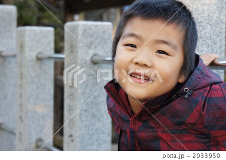 神社の境内にて・・・。 2033950