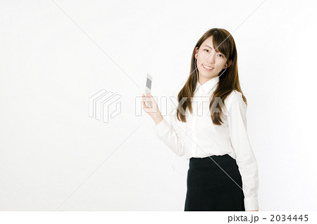 メールする女性社員 2034445