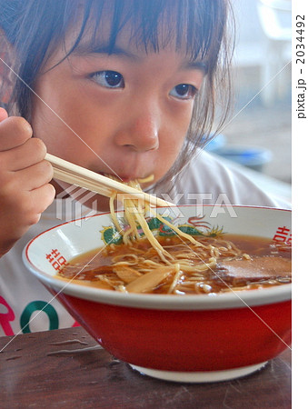 すする ラーメン 人物の写真素材