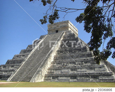 メキシコ　チチェン・イッツァ遺跡のピラミッド 2036866