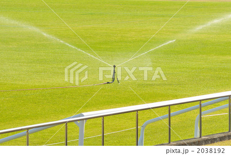 スタジアムのスプリンクラー。 2038192