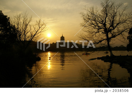 杭州・西湖の夕日 2038506