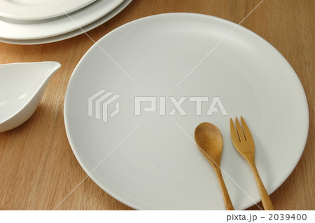 テーブルの上の白いお皿 2039400