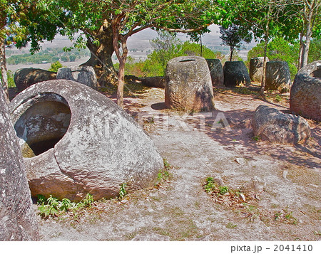 ジャール平原の「壷形の石群」（シエンクワーン県／ラオス） 2041410
