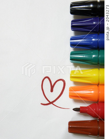 油性ペンでハートの落書き 2043273