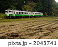 秋の只見線を行く気動車 2043741