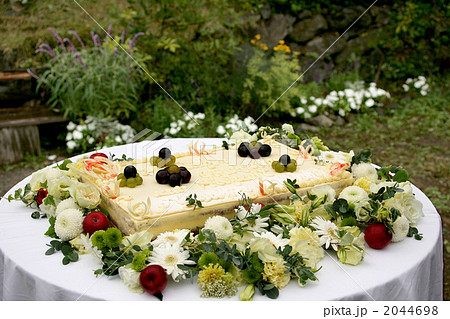 ウェディングケーキ 四角のケーキ ガーデンウェディングの写真素材