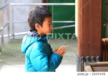 お参り男の子 2045449