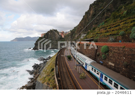 マナローラ駅(イタリア)越しにリグリア海を望む マナローラ駅(イタリア)越しにリグリア海を望む 2046611