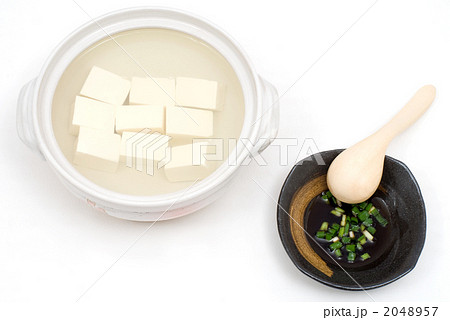 鍋の湯豆腐とタレ 鍋の湯豆腐とタレ 2048957