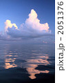 海面に写る雲 2051376
