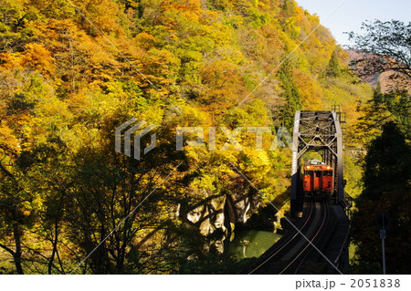 燃えるような紅葉と列車 燃えるような紅葉と列車 2051838