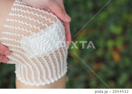 ボディパーツ 女性1人 (足 怪我 手当て 患者 ケガ 処置 負傷 治療 キズ 傷) 2054532