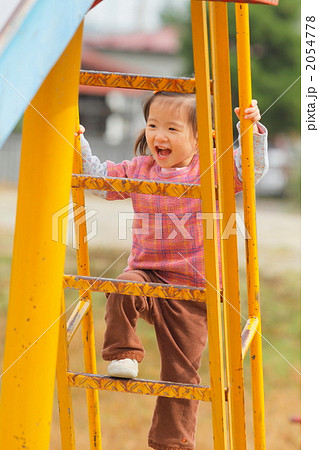 公園の滑り台で遊ぶ2歳の女の子 公園の滑り台で遊ぶ2歳の女の子 2054778