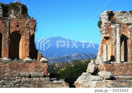 シチリア島・ギリシャ劇場とエトナ山　イタリア 2055942