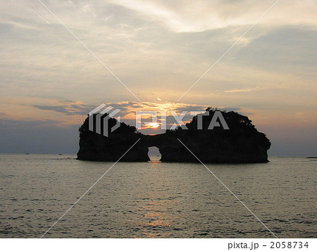 南紀白浜、円月島の夕日 南紀白浜、円月島の夕日 2058734