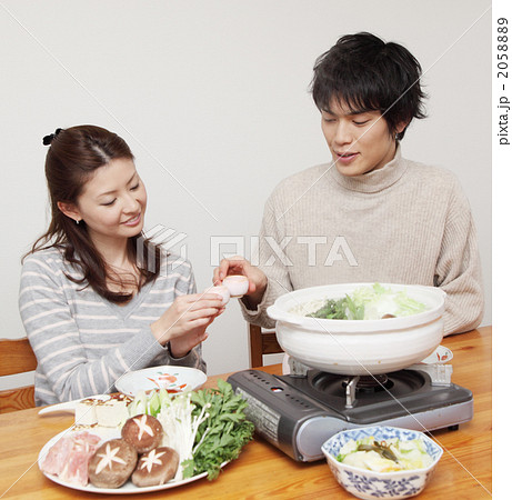 日本酒を飲む夫婦 2058889