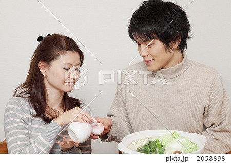 日本酒を飲む夫婦 2058898