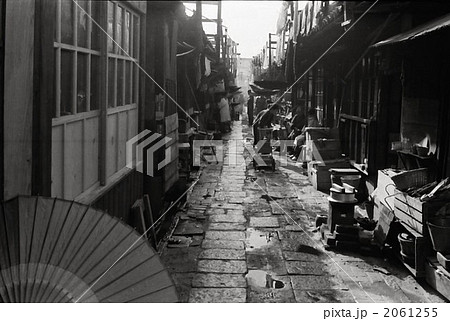 雨上がりの長屋風景 2061255