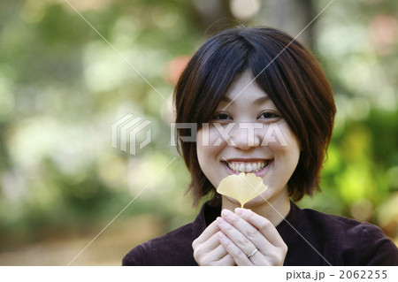 イチョウの葉を嬉しそうに持つ女性 2062255