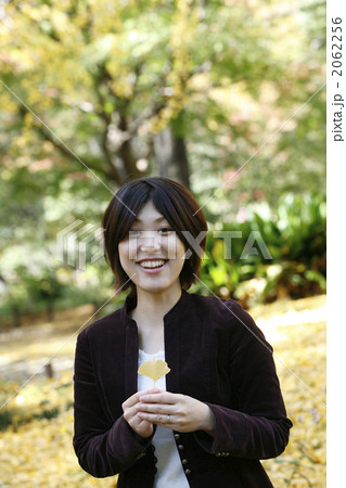 イチョウの葉を嬉しそうに持つ女性 2062256