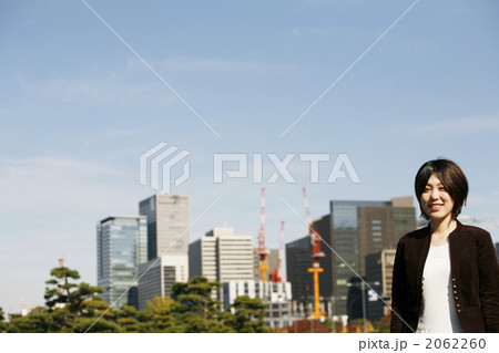 オフィス街と青空と笑顔の女性 2062260