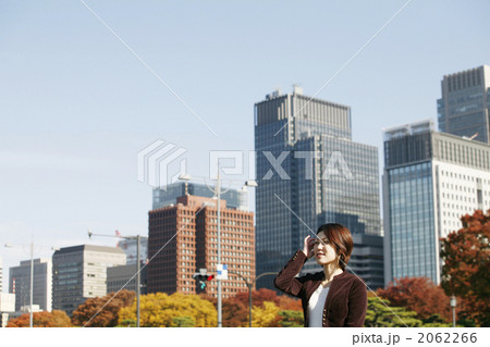 オフィス街と青空と笑顔の女性 2062266
