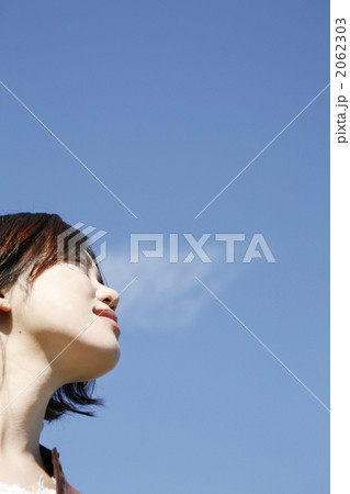 青空と見上げて微笑む女性 青空と見上げて微笑む女性 2062303