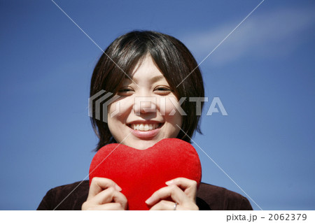 ハートを持つ笑顔の女性 2062379