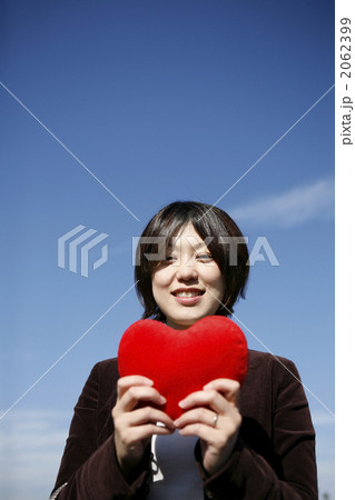 ハートを持つ笑顔の女性 2062399