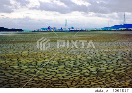 ひび割れた大地と工場 ひび割れた大地と工場 2062817