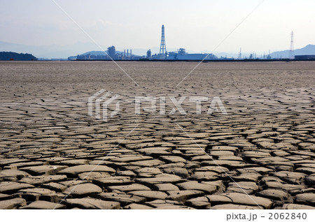 ひび割れた大地と工場 2062840