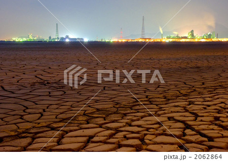 ひび割れた大地と工場　夜景 2062864